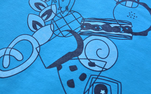 パンが集まって大きなアルファベットに。ポスターみたいなイラストTシャツ「BReaD GREAT!(ブレッドグレイト)」