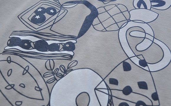 パンが集まって大きなアルファベットに。ポスターみたいなイラストTシャツ「BReaD GREAT!(ブレッドグレイト)」